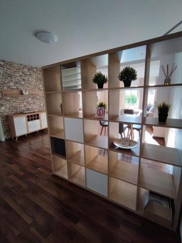 a living room with a large book shelf at Ferienwohnung Alte Mühle in Freital bei Dresden in Freital