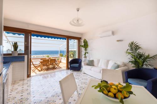 Un lugar para sentarse en Appartamento Fronte Mare con Accesso Spiaggia