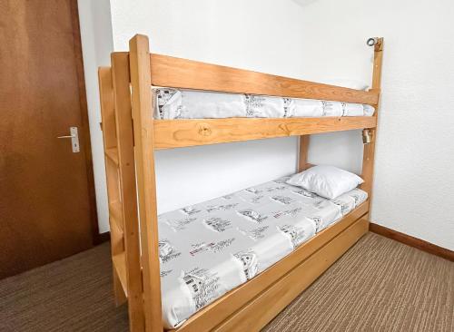 quelques lits superposés dans une chambre dans l'établissement Appartement Vue Montagne à 500m des pistes, à Praz-sur-Arly