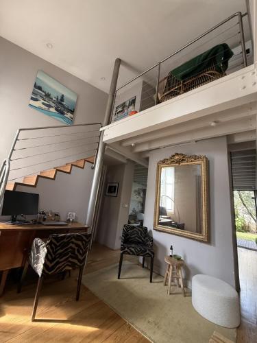 Cette chambre dispose d'un bureau et d'un escalier avec un miroir. dans l'établissement Villa avec cachet au Parc Bordelais, à Bordeaux