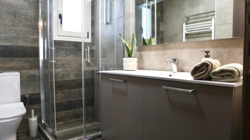 a bathroom with a sink and a shower at Periopto Maisonette House in Mastambás