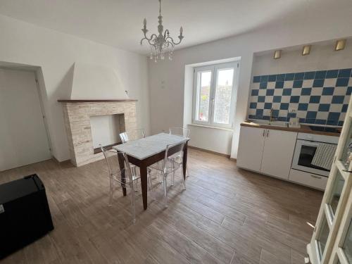 a kitchen with a table and chairs in a room at La Dimora dei Magi in Saturnia