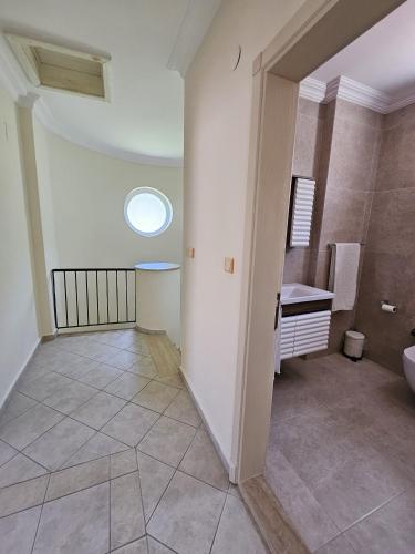 フェティエにあるCloud Villa Olu Denizの広いバスルーム(トイレ、シンク付)