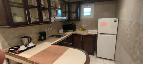 Η κουζίνα ή μικρή κουζίνα στο قصر راش للشقق المخدومة Rash Palace for residence suites