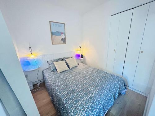 une chambre avec un lit avec une couette bleue dans l'établissement T2 Cabine Cap d'Agde CT271-027, au Cap d'Agde