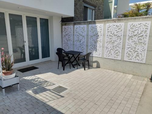 a patio with a table and chairs on a balcony at Casa Mayra in Campofilone