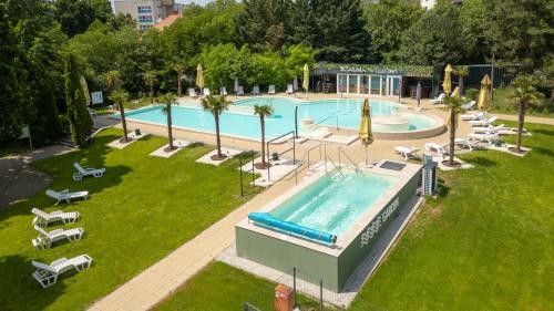 Bazén v ubytování Thermal Hotel Garden nebo v jeho okolí
