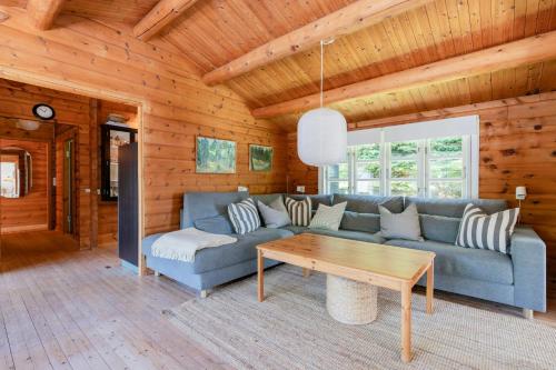 Χώρος καθιστικού στο Authentic Log House Near Beach