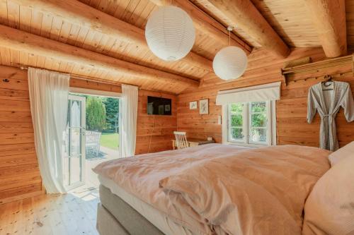 Ένα ή περισσότερα κρεβάτια σε δωμάτιο στο Authentic Log House Near Beach