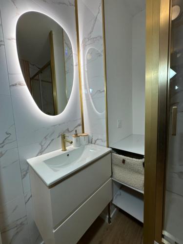 a bathroom with a sink and a mirror at Studio MBS 2- Cosy, Tramway, Wifi, Parking, Equipé in Montpellier