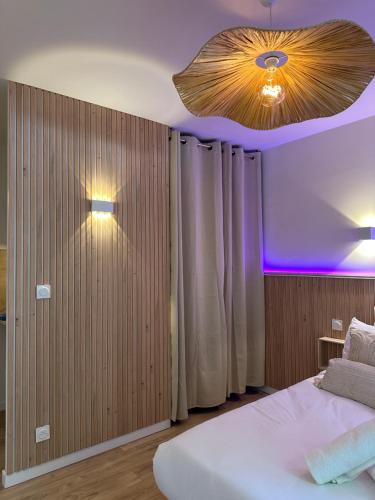 a bedroom with a bed and a ceiling at Studio MBS 2- Cosy, Tramway, Wifi, Parking, Equipé in Montpellier
