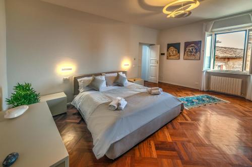 - une chambre dotée d'un grand lit avec deux ours en peluche dans l'établissement Suite Scacco Terrazza Vista Torre degli Sciri, à Pérouse