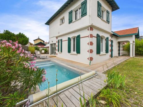 une maison avec une piscine devant dans l'établissement À 300m de la plage, maison pour 7 avec piscine, à Lanton
