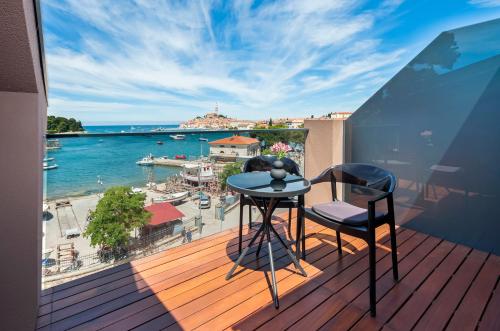 a balcony with a table and a view of the water at Hotel Squero in Rovinj