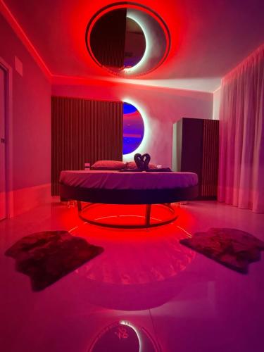 フォッジャにあるSN Luxury Room & Spaの赤い照明付きのベッドが備わる客室です。