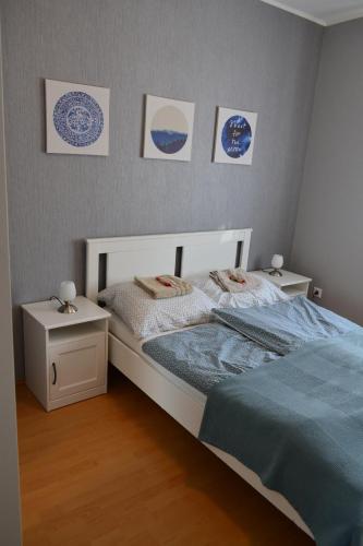 una camera da letto con un letto e due comodini di Krisztina Apartman Balatonberény a Balatonberény