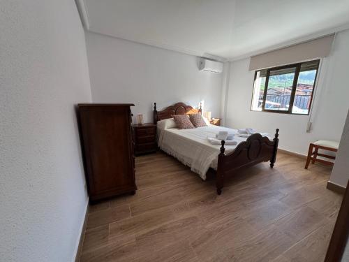 a bedroom with a bed and a window at MIRADOR DE CABEZUELA "Precioso apartamento con terraza en el Valle del Jerte" in Cabezuela del Valle