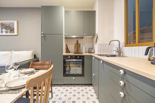 une cuisine avec une table et une salle à manger dans l'établissement Millésime Duplex, Centre de Reims, à Reims