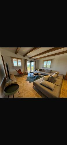 un grand salon avec un canapé et une table dans l'établissement Loue Villa Bonifacio vue mer, à Bonifacio