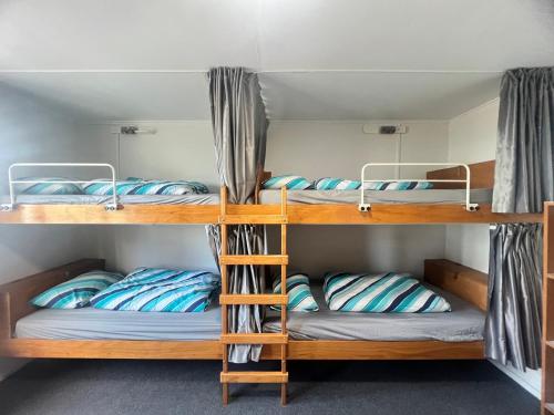 Postel nebo postele na pokoji v ubytování Bluewater Lodge