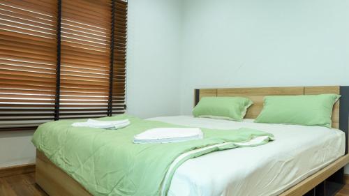 En eller flere senge i et værelse på Airport Villa Bangkok