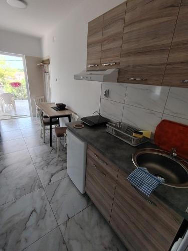 Una cocina o zona de cocina en Apartmani Ruj