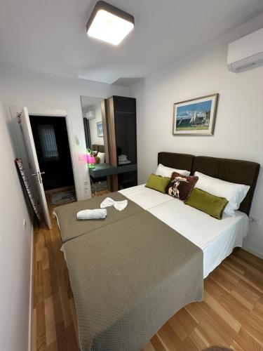 斯科普里Blue Sky Deluxe的卧室里有一张白色的大床和一张桌子