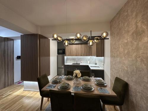 斯科普里Blue Sky Deluxe的一间带桌椅和吊灯的用餐室