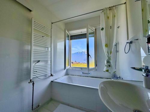 O baie la Vintage Lake View Villa with Outdoor Pool