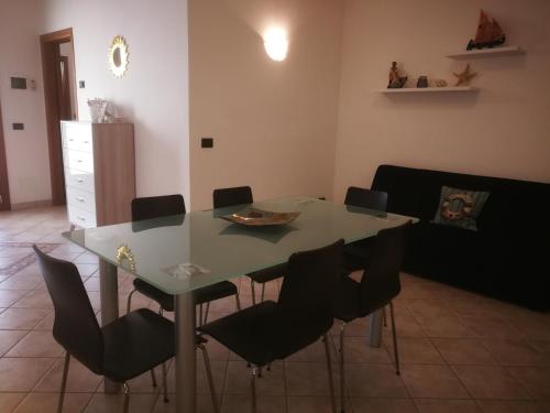 a dining room with a table and chairs at La Casa dei Pescatori in Caorle
