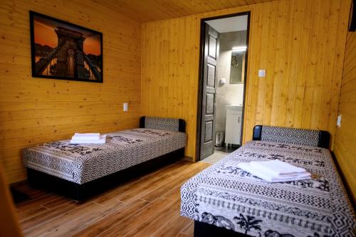 Postel nebo postele na pokoji v ubytování Irány Colorado Camping