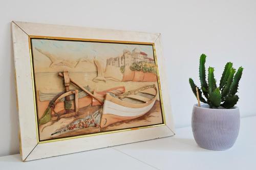 a picture of a painting next to a cactus at Villa Lella - Pantheon in Ardea