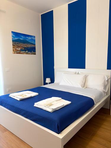 a bed with two towels on top of it at Art Room In Pompei in Scafati