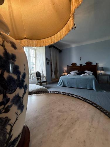 Ένα ή περισσότερα κρεβάτια σε δωμάτιο στο Chateau d'Estrac
