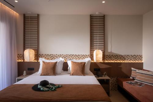 Ένα ή περισσότερα κρεβάτια σε δωμάτιο στο The River Suites Adults Only-A Seaside Experience
