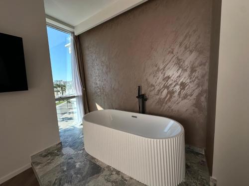 TV a/nebo společenská místnost v ubytování Alcazar Luxury Suites