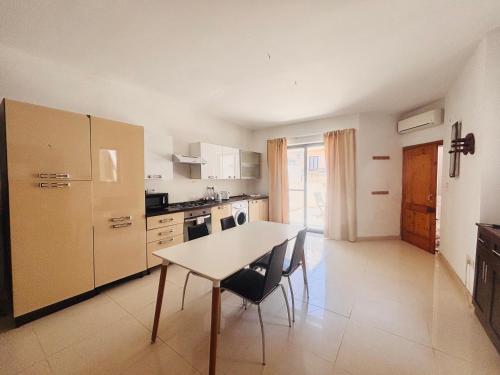 Η κουζίνα ή μικρή κουζίνα στο Stylish Studio Penthouse with Side Sea-Views