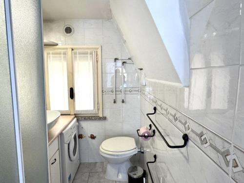 une salle de bain blanche avec des toilettes et un lavabo dans l'établissement A OT Cocon d Augustin Old Town Nice Center, à Nice