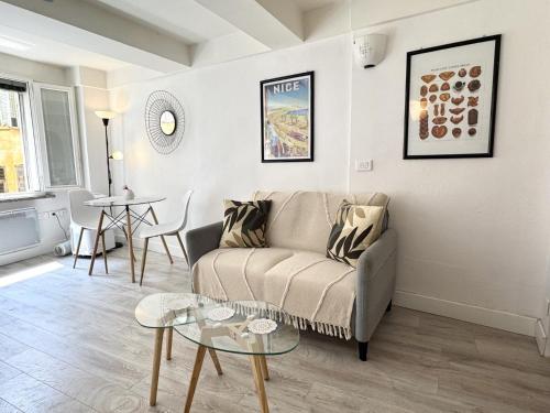 un salon avec un canapé et une table dans l'établissement A OT Cocon d Augustin Old Town Nice Center, à Nice