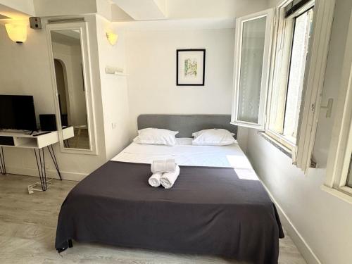 une chambre avec un grand lit avec deux serviettes dessus dans l'établissement A OT Cocon d Augustin Old Town Nice Center, à Nice