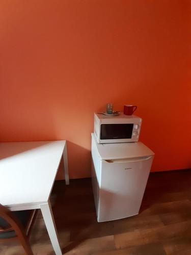 a microwave sitting on top of a counter in a room at 2-Rent Group Hostel Rooms&Apartments TUB19A in Munich