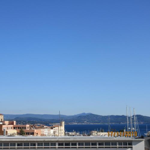 - une vue sur la ville, l'océan et les bâtiments dans l'établissement Le GALOUBET, à La Ciotat