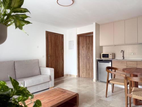 a living room with a couch and a table at Bellver Home Apartamentos in Chella