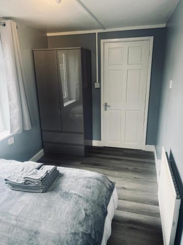 a bedroom with a bed and a white door at Modern Oxford Retreat - Free parking in Oxford