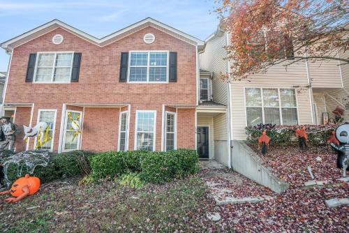 a house with halloween decorations in front of it at Cozy townhouse in Conyers in Conyers