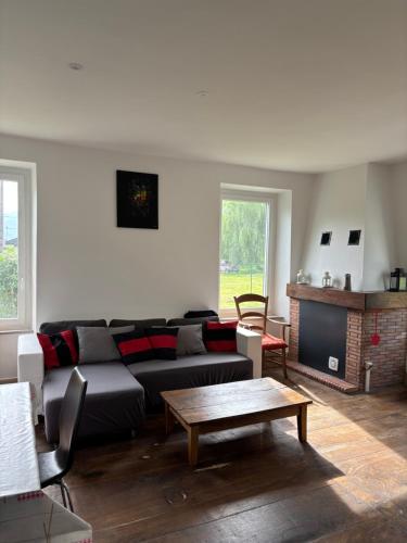 un salon avec un canapé et une table dans l'établissement Gite de montagne en Ariège, à Engomer
