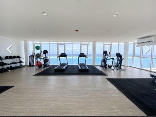 Fitness centrum a/nebo fitness zařízení v ubytování stunnig ocean view 2 BEDROOM, 2 bath with infinity pool