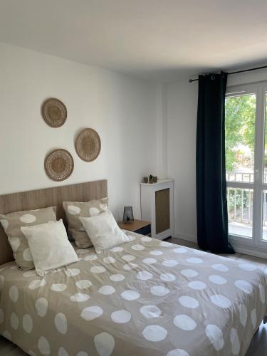 une chambre avec un grand lit et une fenêtre dans l'établissement PARIS Arena la Défense, à Rueil-Malmaison