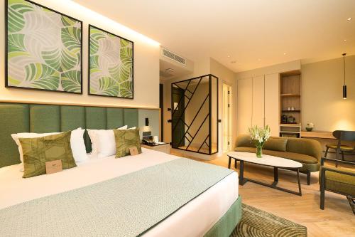 Un dormitorio con una cama y una sala de estar. en The Wings Hotels Pera, en Estambul