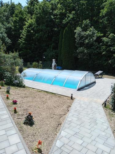 Der Swimmingpool an oder in der Nähe von Rekreační dům